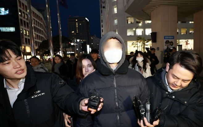 경복궁 담벼락을 스프레이 낙서로 훼손한 모방범행 용의자인 20대 남성 A 씨가 지난 18일 오후 서울 종로경찰서에 자진 출석해 조사를 받은 뒤 귀가하고 있다. ⓒ연합뉴스