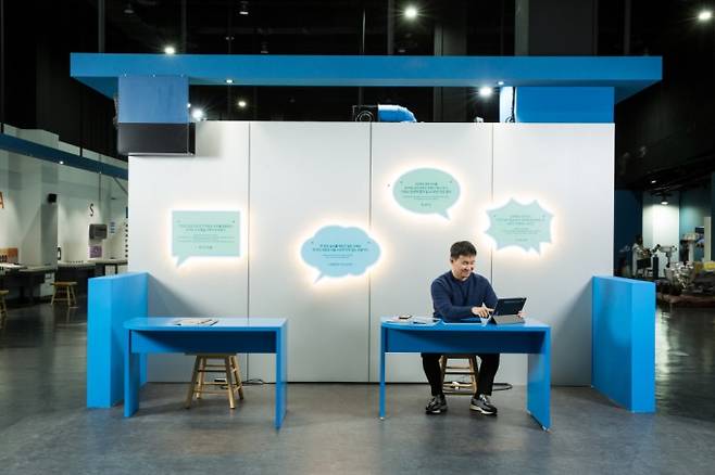 동아사이언스 뉴미디어 채널 ‘씨즈’의 영상 콘텐츠를 볼 수 있는 ‘허블 1929’ 공간. 허블이 동료들과 토론했던 공간을 모티브로 응접실처럼 연출했다. 과학동아 제공