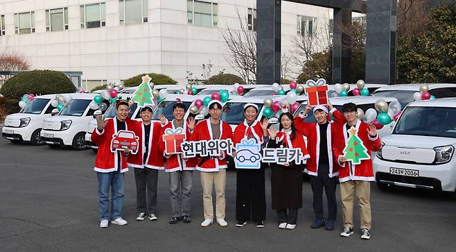 현대위아 직원들이 21일 창원시 현대위아 본사에서 '현대위아 드림카' 앞에서 기념촬영을 하고 있다.