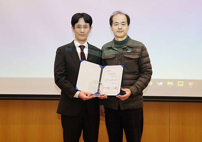 사이버한국외대가 사이버대학 최초로 ‘2023 K-이러닝 대상’을 수상했다. (좌로부터 이민우 사이버한국외대 교육혁신처장, 손성은 메가스터디 대표 겸 한국U러닝연합회 이사)