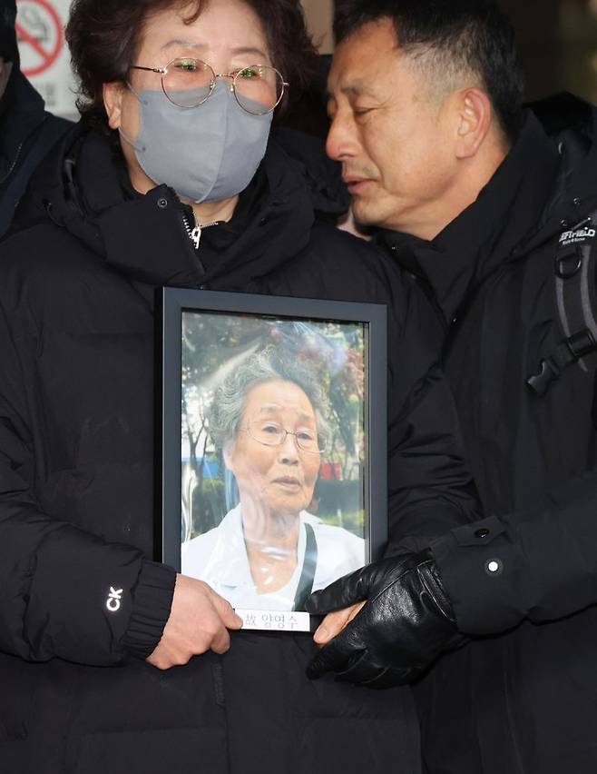 일제 강제동원 피해자 유족들과 법률 대리인단이 21일 오전 미쓰비시중공업과 일본제철을 상대로 낸 손해배상 청구 소송에서 승소 했다. 서울 서초구 대법원 법정 앞에서 재판을 마친 유족들이 고인의 영정을 함께 들고 있다. 연합뉴스