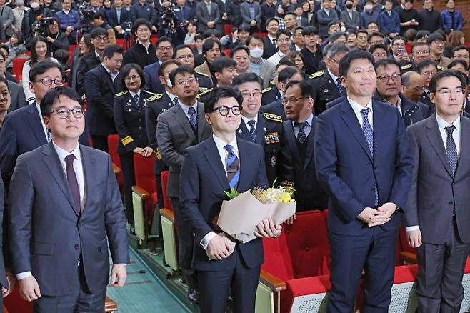 한동훈 법무부 장관이 21일 오후 경기도 과천시 정부과천청사에서 열린 이임식을 마치고 직원들과 기념촬영을 하고 있다. 사진=박범준 기자