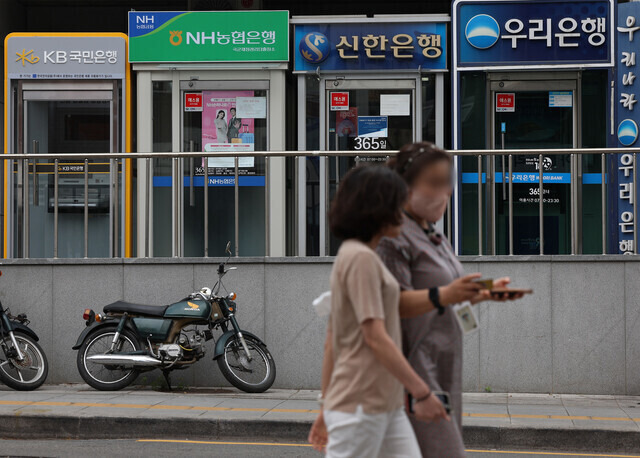 경제협력개발기구(OECD) 최상위권인 가계부채의 원인은 뭘까. 경기부양을 위해 손쉽게 정권 따라, 상황 따라 부동산 정책을 펴는 정부와 손쉽게 주택담보대출을 늘려간 은행의 ‘쌍끌이’ 결과 아닐까. 연합뉴스