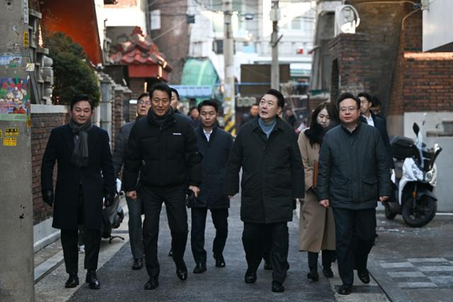 윤석열 대통령이 21일 서울 중랑구 한 다세대주택에서 한파 시기 독거 어르신 가구를 방문하고 있다. 대통령실 제공