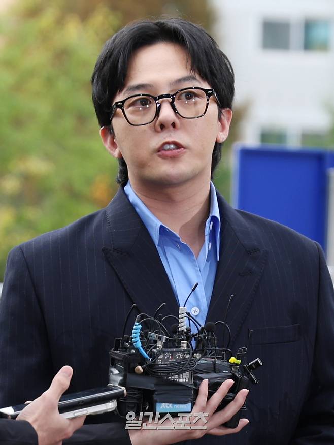 마약 투약 혐의를 받는 가수 지드래곤(본명 권지용)이 6일 오후 인천논현경찰서에서 피의자 신분으로 경찰 조사에 출석 전 입정을 밝히고 있다. 서병수 기자 qudtn@edaily.co.kr /2023.11.06/