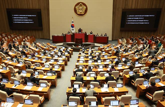 <yonhap photo-4282="">21일 국회에서 열린 본회의에서 2024년 예산안과 함께 상속·증여세법 개정안이 통과됐다. 연합뉴스</yonhap>