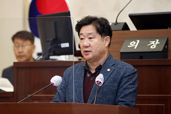 허홍 경상남도 밀양시의원이 지난 20일 밀양시의회 본회의장에서 열린 제249회 임시회에서 '선샤인 밀양테마파크 조성사업 특별위원회' 구성 관련, 제안 설명을 하고 있다. [사진=경상남도 밀양시의회]