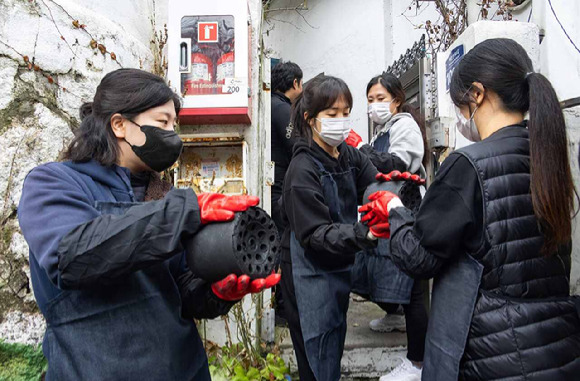 DL이앤씨 임직원 가족들이 서울 서대문구 홍제동 개미마을을 찾아 '사랑나눔 연탄 봉사활동'을 진행하고 있다. [사진=DL이앤씨]