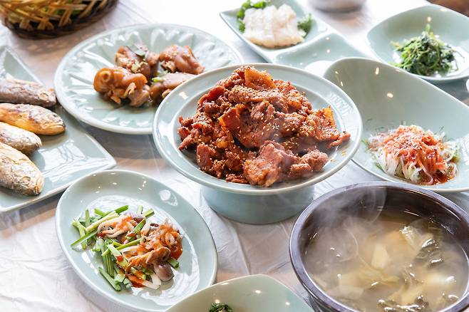 병영불고기를 전문으로 하는 식당을 가면 한정식집 못지않게 다채로운 밑반찬을 내준다. 병영면 수인관에서 맛본 불고기 백반. 최승표 기자