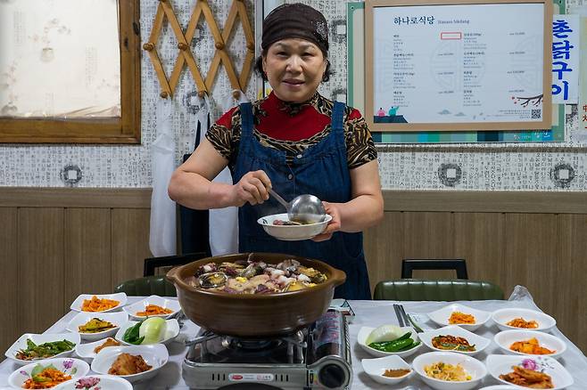 '하나로식당'의 정혜정 대표. 회춘탕은 조리보다 준비 과정이 더 까다롭다. 다양한 제철 해산물과 한약재를 미리 손질하고 푹 우려내야 해서다. 백종현 기자