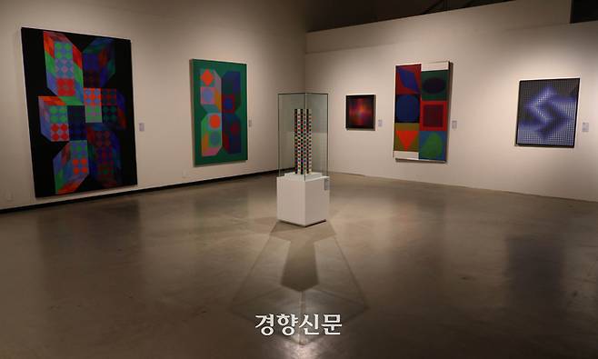 서울 서초구 예술의전당 한가람미술관에 전시된 <빅토르 바자렐리: 반응하는 눈>의 작품들. 김창길 기자