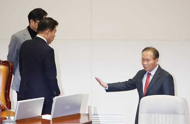 21일 국회에서 열린 본회의에서 국민의힘 윤재옥 원내대표 겸 당대표 권한대행(오른쪽)이 이태원참사 특별법 상정을 요구하는 더불어민주당 홍익표 원내대표와 김진표 국회의장에게 거부 의사를 표시한 뒤 내려가고 있다. 연합뉴스