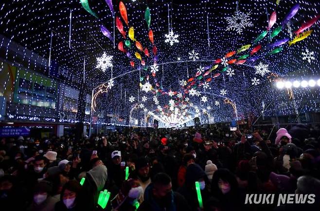 지난해 12월 열린 화천산천어축제 선등거리 점등식(화천군 제공)