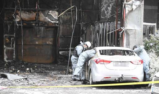 지난 17일 화재가 발생해 54명의 중경상자가 발생한 인천 남동구 논현동의 한 호텔에서 지난 18일 경찰과 국립과학수사연구원, 소방 등 관계자들이 합동감식을 하고 있다. 장용준기자