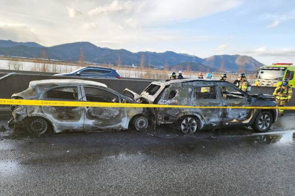 화재 진압을 위해 출동한 소방관들이 토레스 EVX 및 승용차의 화재를 진압하고 있다 [사진제공=KGM]