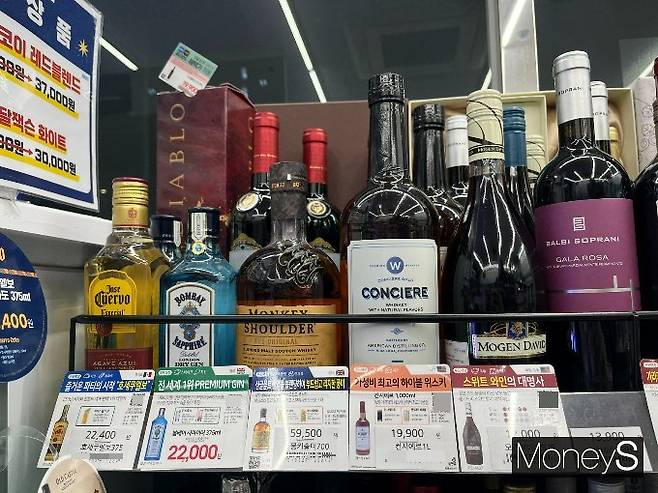하이볼의 인기에 편의점에서 '하이볼 위스키'라는 설명의 이름표를 볼 수 있다. 사진은 서울 마포구 한 편의점에 양주가 진열된 모습. /사진=박재이 기자