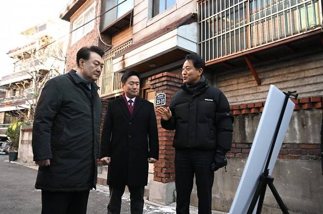 윤석열 대통령이 도심 재개발·재건축과 관련해 "원점에서 재검토하고 개선할 것"이라고 전했다. 사진은 윤 대통령(왼쪽)이 21일 서울 중랑구 소규모 주택정비 관리지역인 모아타운 사업지를 찾아 도심 주택공급 현장을 시찰하는 모습. /사진제공=대통령실