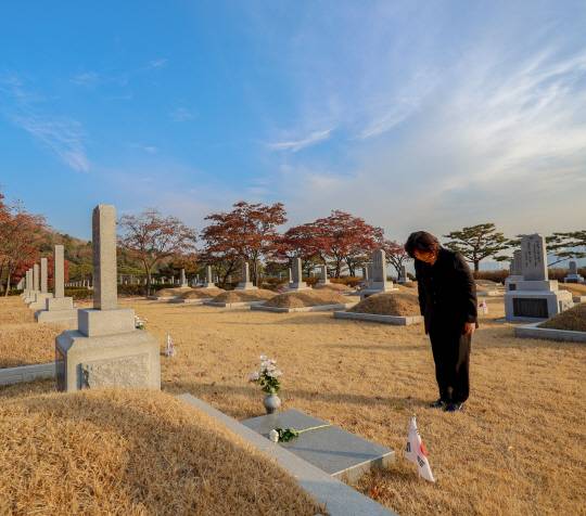 강정애 국가보훈부 장관 후보자가 지난 5일 인사청문회 준비 사무실로 출근하기 전 서울시 동작구 국립서울현충원에 들려 독립운동가인 시조부 권준(독립장) 장군 묘역에 들러 헌화하고 있다 . 권준 장군은 의열단을 조직하고 임시정부 내무부 차관을 역임했다. 권 장군은 1919년 신흥 무관학교를 졸업하고 초대 수도 경비사령관, 초대 제50사단장 등 군 요직을 두루 거친 창군 원로이기도 하다. 국가보훈부 제공
