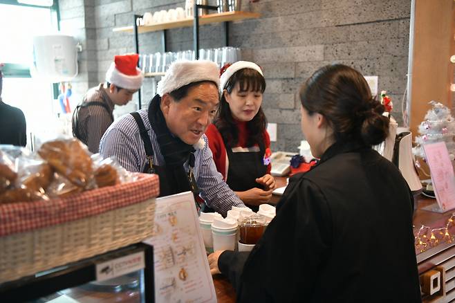 이병선 시장이 서빙을 준비하고있다.[속초시 제공]