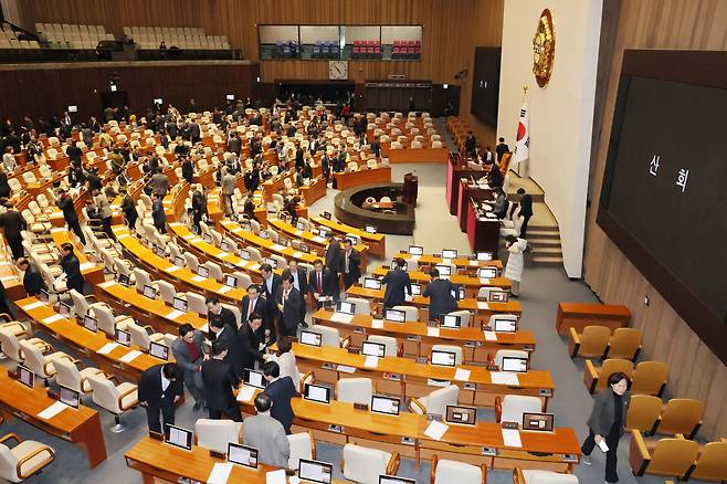 21일 국회 본회의에서 2024년도 예산안 처리를 마친 의원들이 퇴장하고 있다. [연합]