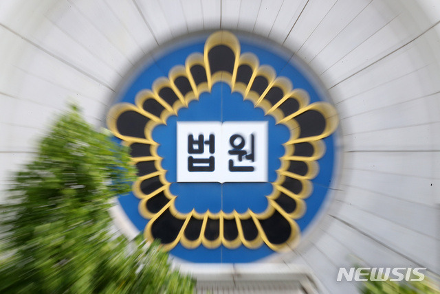 [서울=뉴시스] 여동준 기자 = 코로나19 일상회복이 추진되기 전인 지난해 2월 "방역패스나 QR코드를 찍어달라"는 식당 측의 요구를 거부하고 테이블을 엎어 벌금형을 선고받은 50대 남성이 판결에 불복해 항소했으나 기각당했다. 사진은 법원 로고. 2023.12.21. yeodj@newsis.com *재판매 및 DB 금지 *재판매 및 DB 금지