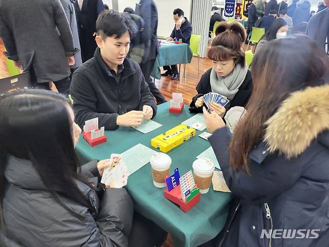 [전주=뉴시스] 전주출신 국가대표 황인구와 함께하는 브리지 강습 및 대회 모습. *재판매 및 DB 금지