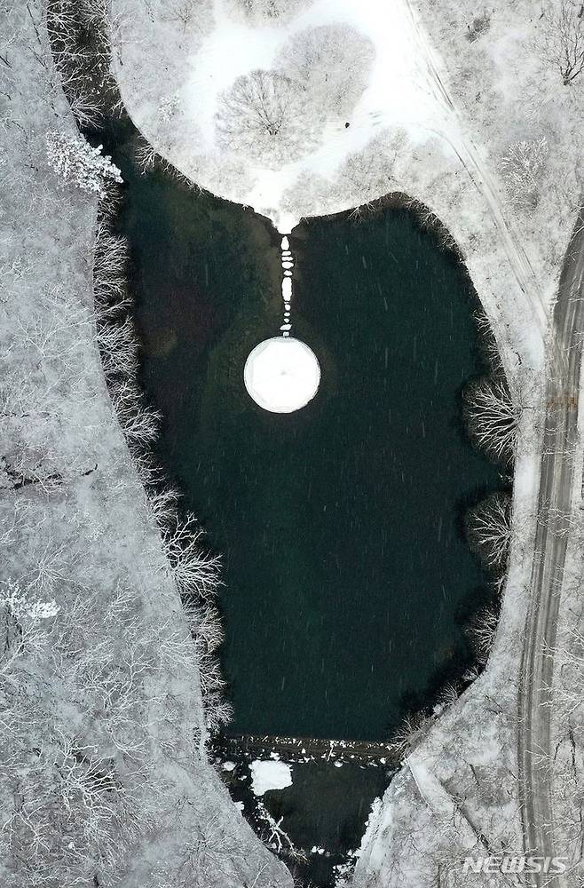 드론으로 촬영한 내장산 우화정, 눈 덮힌 지붕과 연결된 징검다리가 마치 물방울이 아닌 눈방울을 떨어뜨리는 듯하다. (사진 = 정읍시 제공) *재판매 및 DB 금지