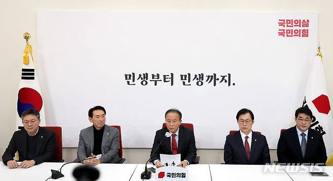 [서울=뉴시스] 조성봉 기자 = 윤재옥 국민의힘 당 대표 권한대행 겸 원내대표가 21일 오후 서울 여의도 국회에서 열린 긴급 현안 관련 기자회견에서 "한동훈 법무부 장관을 비대위원장으로 추천한다"고 발표하고 있다. 2023.12.21. suncho21@newsis.com