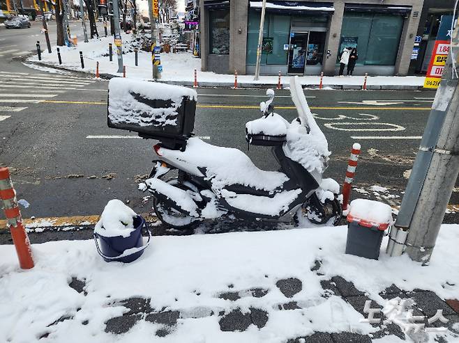 눈 덮인 오토바이. 박요진 기자