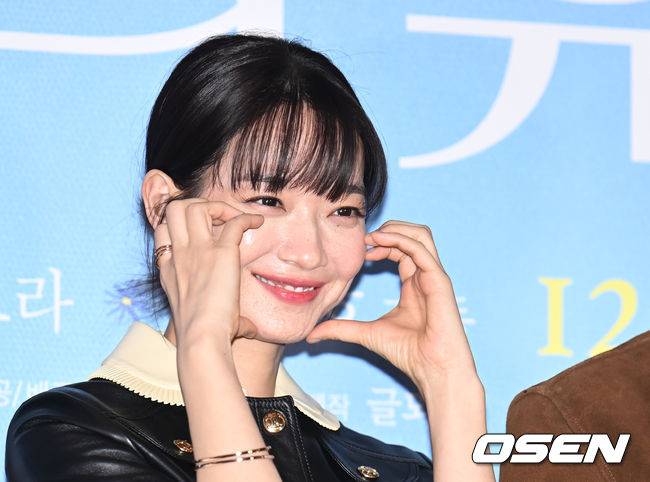 [OSEN=김성락 기자] 27일 오후 서울 강남구 메가박스 코엑스에서 영화 ‘3일의 휴가’ VIP 시사회 포토월 행사가 열렸다. 배우 신민아가 취재진을 향해 포즈를 취하고 있다. 2023.11.27 /ksl0919@osen.co.kr