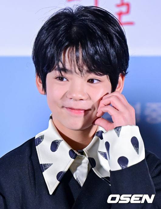 [OSEN=지형준 기자] 21일 오전 서울&nbsp;CGV 용산아이파크몰에서 영화 ‘괴물’ 내한 기자간담회가 열렸다.'괴물’은 몰라보게 바뀐 아들의 행동에 이상함을 감지한 엄마가 학교에 찾아가면서 의문의 사건에 연루된 주변 사람들 모두가 감정의 소용돌이를 겪게 되는 이야기.고레에다 히로카즈 감독의 일본 영화 연출작 중 최고 흥행을 세운 '괴물'은 세계적인 명장만의 따뜻하면서도 날카로운 연출력, 사카모토 유지 각본가와 故 사카모토 류이치 음악감독의 완벽한 협업으로 탄생했다.일본 아역배우 히이라기 히나타가 간담회를 하고 있다. 2023.12.21 / jpnews.osen.co.kr