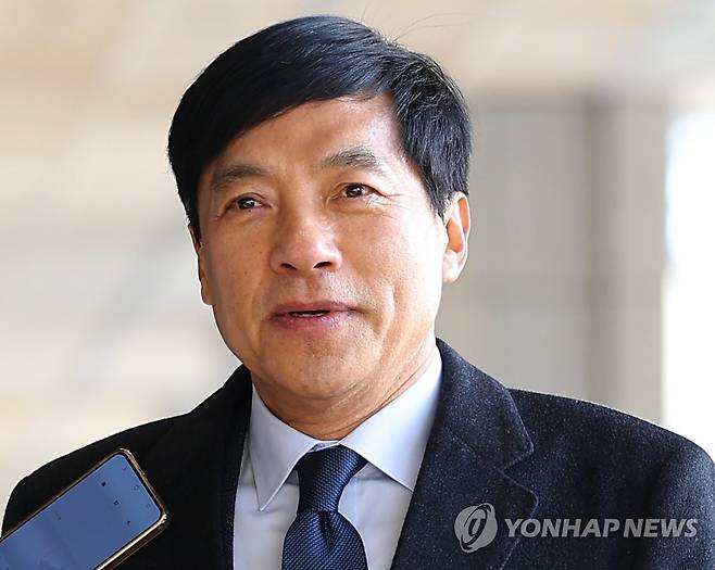 답변하는 이성윤 전 중앙지검장 (서울=연합뉴스) 김도훈 기자 = 추미애 전 법무부 장관 시절 윤석열 당시 검찰총장을 사퇴시킬 목적으로 이른바 '찍어내기' 감찰이 이뤄졌다는 의혹과 관련해 당시 서울중앙지검장을 지낸 이성윤 법무연수원 연구위원이 16일 검찰 조사를 받기 위해 서울 서초구 서울중앙지검으로 출석하며 취재진 질문에 답하고 있다. 2022.12.16 superdoo82@yna.co.kr