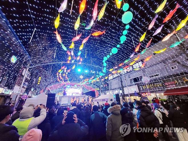 2023 화천산천어축제 선등거리 점등 [연합뉴스 자료사진]