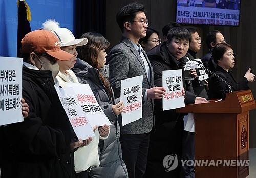 전세사기특별법 개정 촉구 공동 기자회견
    (서울=연합뉴스) 이정훈 기자 = 야4당과 전세사기·깡통전세피해대책위가 18일 국회 소통관에서 전세사기특별법 개정 촉구 공동 기자회견을 하고 있다. 2023.12.18
    uwg806@yna.co.kr
(끝)