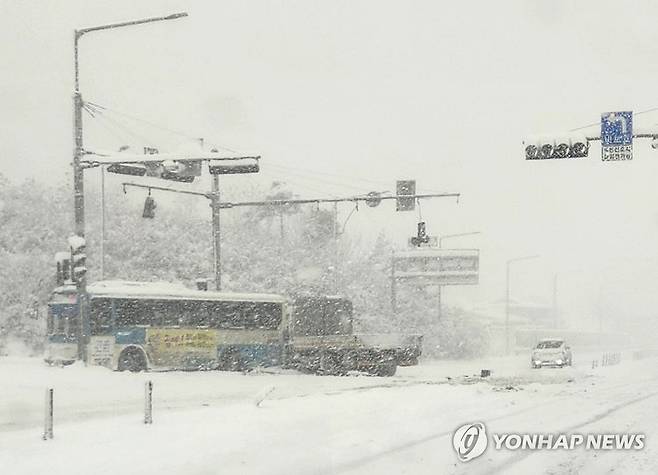 서천군 폭설로 멈춰 선 버스 (서천=연합뉴스) 21일 오전 대설경보가 내려진 충남 서천군의 한 도로에서 버스와 화물차가 쌓인 눈으로 멈춰 서 있다. 이날 오전 9시까지 서천군은 적설량 32.6㎝(춘장대)를 기록했다. 2023.12.21 [독자 이재용 씨 제공. 재판매 및 DB 금지] coolee@yna.co.kr