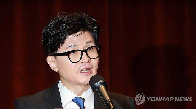 이임사하는 한동훈 장관 (과천=연합뉴스) 한종찬 기자 = 한동훈 법무부 장관이 21일 오후 과천 법무부 청사에서 열린 이임식에서 이임사를 하고 있다. 2023.12.21 saba@yna.co.kr