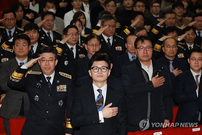 국민의례하는 한동훈 장관 (과천=연합뉴스) 한종찬 기자 = 한동훈 법무부 장관이 21일 오후 과천 법무부 청사에서 열린 이임식에서 국민의례를 하고 있다. 2023.12.21 saba@yna.co.kr