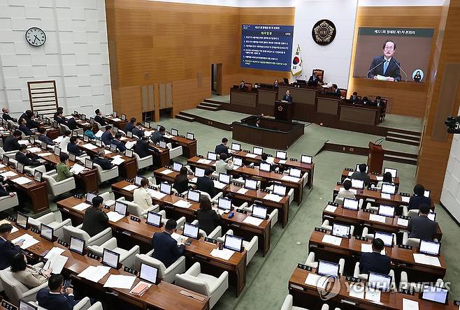 시정연설 하는 조희연 서울시교육감 (서울=연합뉴스) 김성민 기자 = 조희연 서울시교육감이 1일 오후 중구 서울특별시의회에서 열린 제 321회 정례회 1차 본회의에서 시정 연설을 하고 있다. 2023.11.1 ksm7976@yna.co.kr