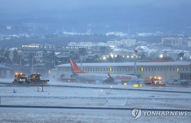 폭설 내린 제주공항 제설작업 '한창' (제주=연합뉴스) 박지호 기자 = 북극발 한파가 몰아친 21일 오후 제주국제공항 활주로에서 한국공항공사 제설차량이 눈을 치우고 있다. 2023.12.21 jihopark@yna.co.kr