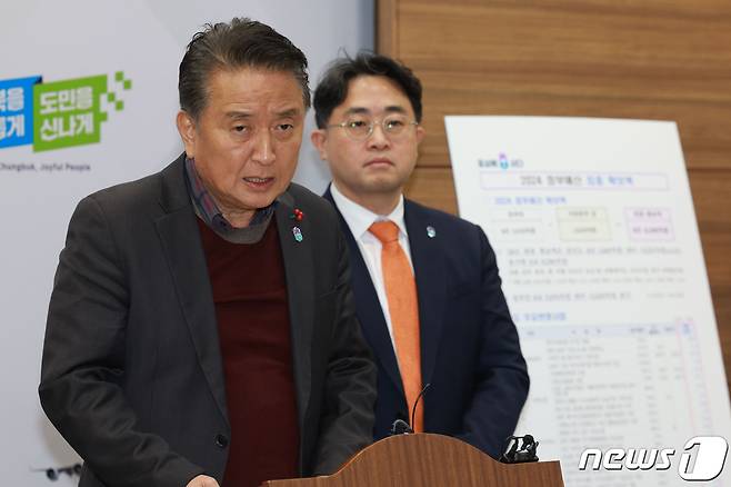 김영환 충북지사가 22일 충북도청 브리핑룸에서 내년도 정부예산 확보와 관련한 설명을 하고 있다. (충북도 제공)