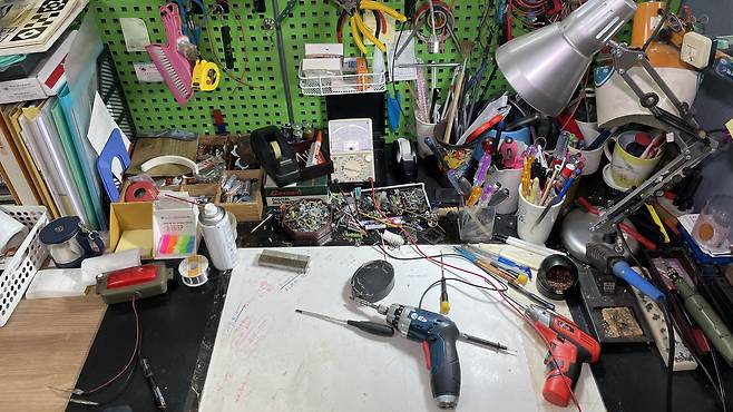 각종 집기로 가득한 장난감 병원 의사들의 책상