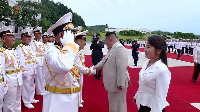 북한 김정은이 해군절을 맞아 해군사령부를 방문한 가운데 김명식 북한 해군사령관이 김정은 딸 '주애'에게 거수경례하고 있다./조선중앙TV 연합뉴스