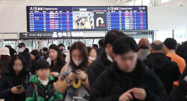 폭설로 제주국제공항 활주로가 폐쇄된 22일 오전 제주공항 국내선 출발장 대합실이 결항편 승객들로 크게 붐비고 있다./뉴스1