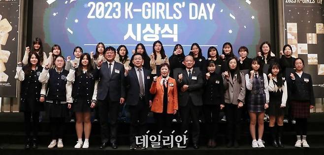 21일 개최된 2023년 K-Girls' Day(케이걸스데이) 시상식에서 수상자들과 민병주 한국산업기술진흥원(KIAT) 원장(앞줄 가운데)이 기념촬영을 하고 있다.ⓒKIAT