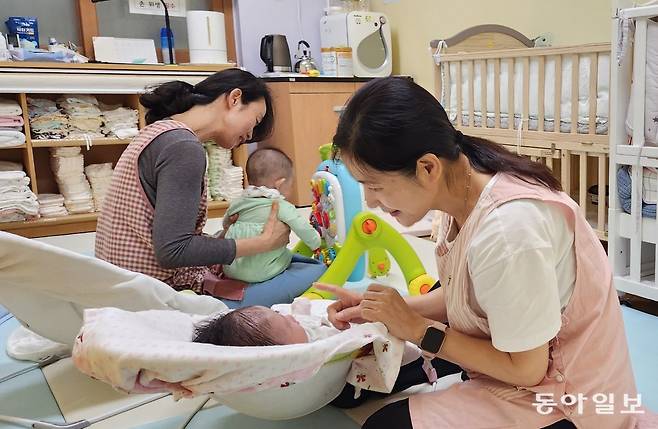 지난달 30일 서울 강남구 서울시아동복지센터에서 보육사들이 아기들을 돌보고 있다. 서울에 유기된 아동들은 모두 센터에 입소한다. 이후 입양, 가정위탁, 시설 보호 등 아이의 미래가 정해진다.