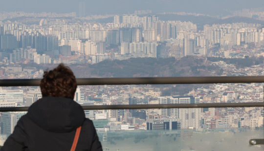 지난 20일 서울 남산에서 바라본 서울 시내 아파트 단지 모습. 이날 1500가구 이상 대단지 아파트의 전용 84㎡ 가격은 5년간 2억 6000만원가량 올라 소규모 단지보다 가파르게 상승한 것으로 나타났다. 연합뉴스.