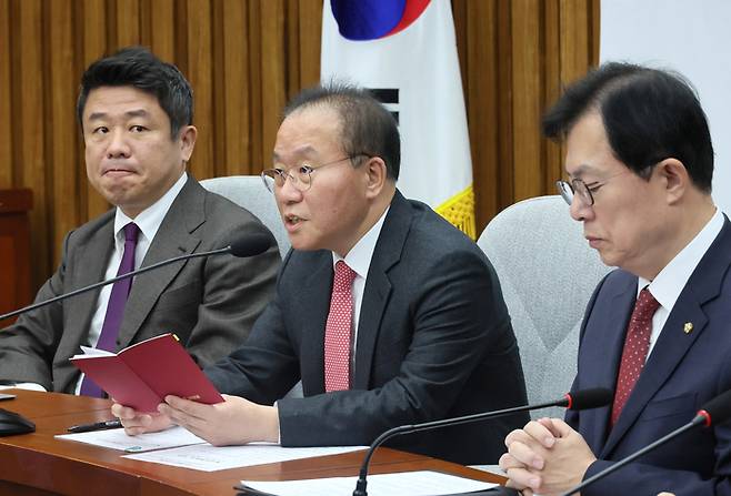 국민의힘 윤재옥 당 대표 권한대행이 22일 국회에서 열린 원내대책회의에서 발언하고 있다.