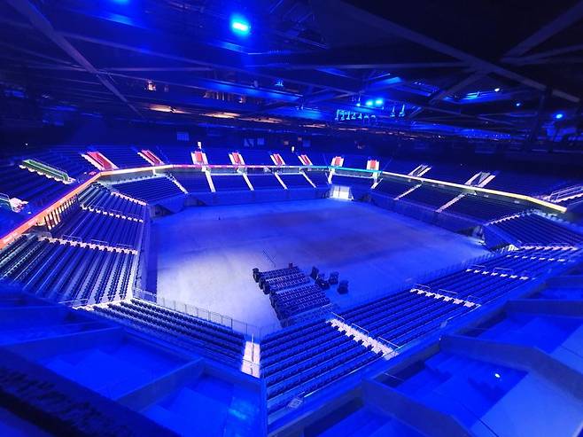 아레나 내부 전경. 가변형 무대와 최대 45㎝ 단차로 최적의 무대 시야를 확보한 객석 구조로 최상의 라이브 공연을 구현할 수 있다.