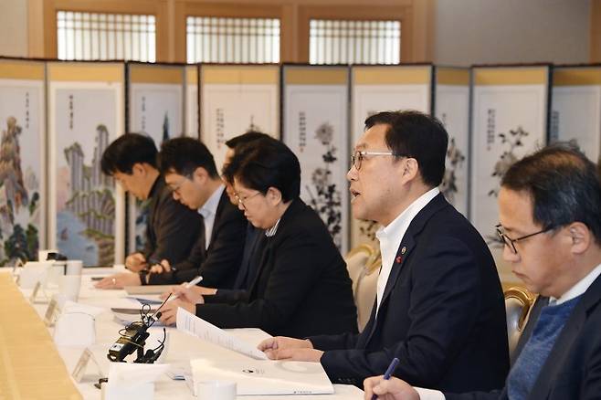 비상경제차관회의 겸 물가관계차관회의 주재하는 김병환 차관 (서울=연합뉴스) 김병환 기획재정부 차관이 22일 정부서울청사에서 열린 '제35차 비상경제차관회의 겸 제6차 물가관계차관회의'를 주재하고 있다. 2023.12.22 [기획재정부 제공. 재판매 및 DB 금지] photo@yna.co.kr (끝)