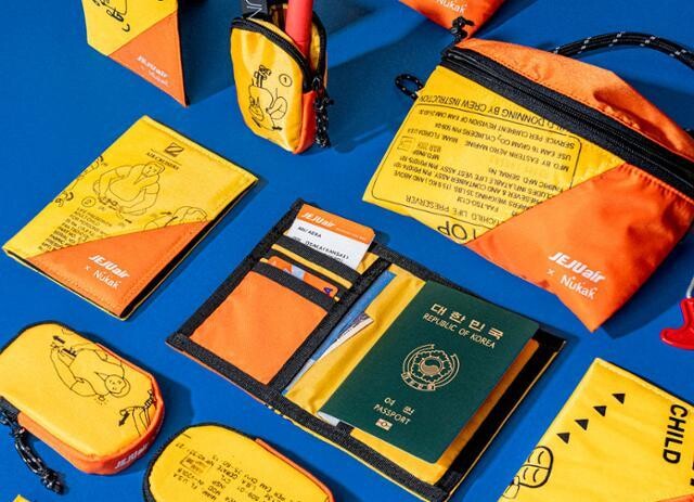 기내 구명조끼를 재활용해 만든 제주항공의 여권 지갑, 여행용 가방, 파우치 등. 제주항공 제공